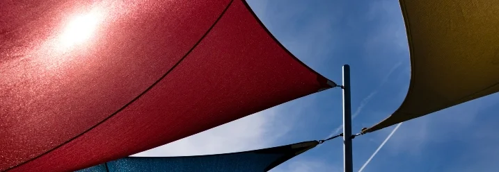 Drei Sonnensegel an einem Mast