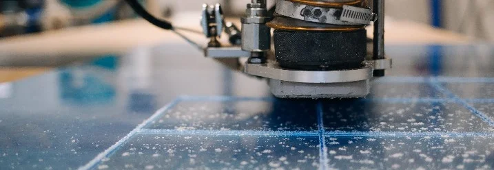 Fräse bearbeitet eine Plexiglasplatte