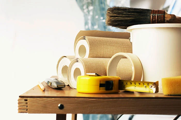 Tapezierwerkzeug und Tapetenrollen