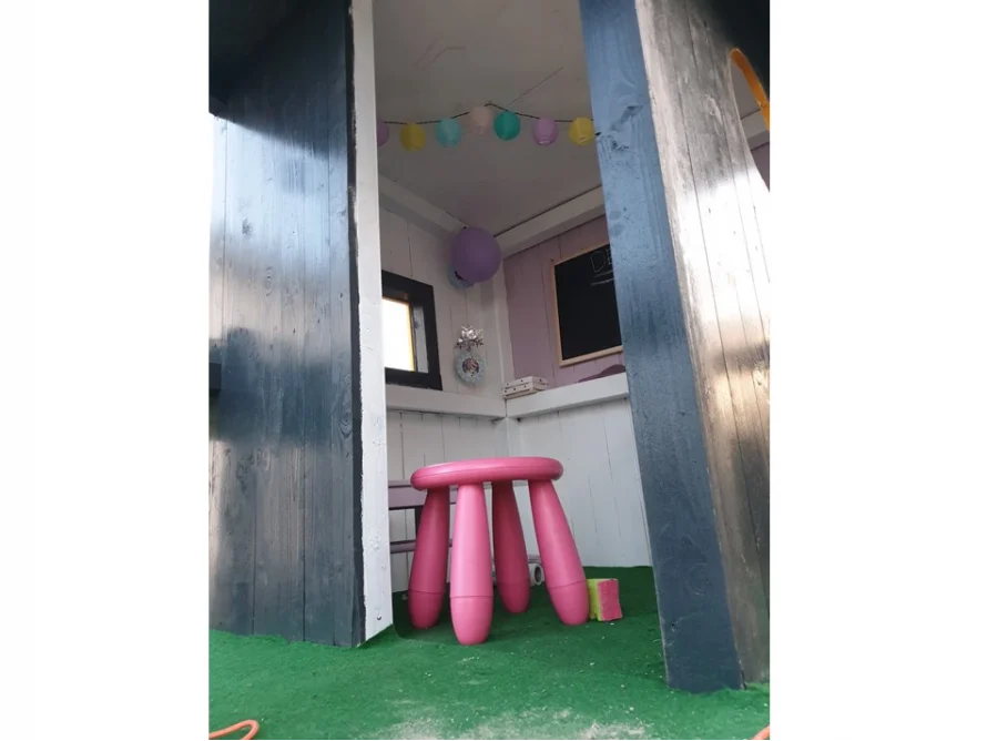 Blick in ein Gartenhaus