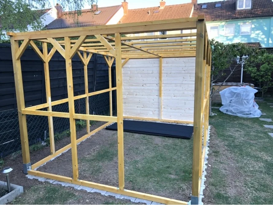 Holzgerüst eines Gartenhauses