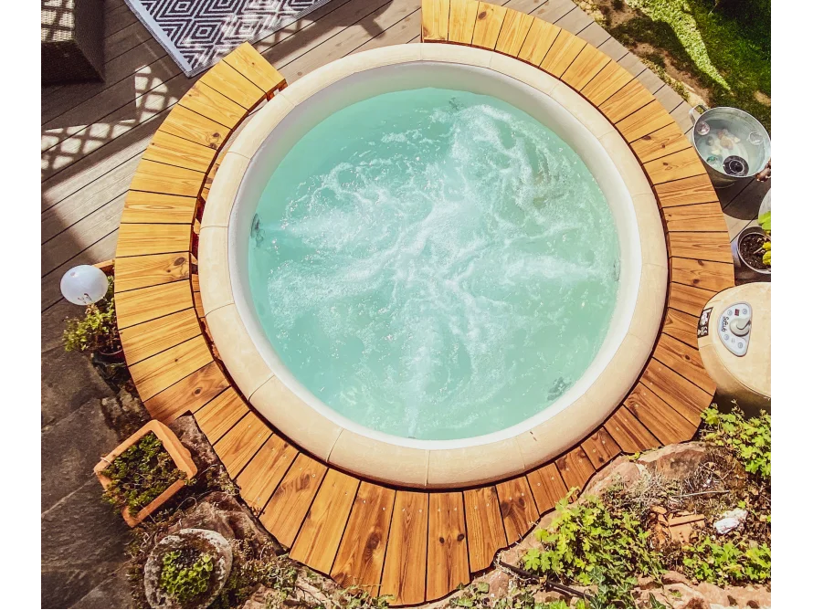 Whirlpool im Garten mit Holzterrasse