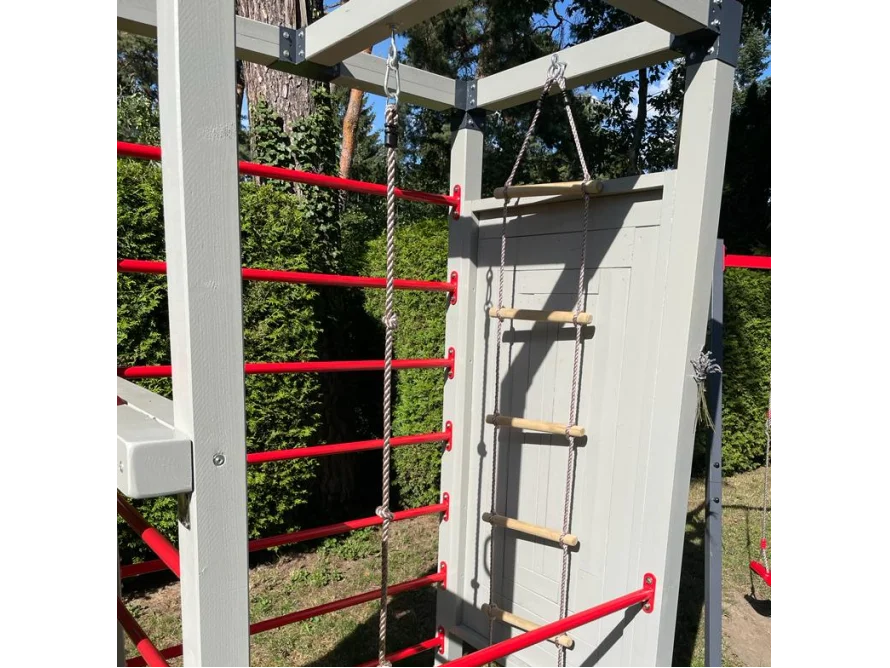 Klettergerüst aus Holz mit Sprossenwand und Strickleiter