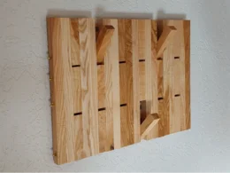 Hölzerne Garderobe an der Wand