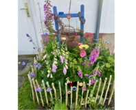 Blumenbeet mit Fingerhut und Glockenblumen