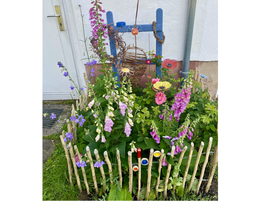 Blumenbeet mit Fingerhut und Glockenblumen