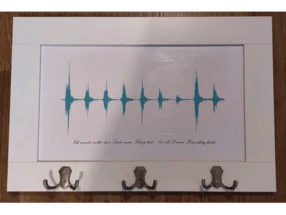 Weiße Garderobe mit Soundwellen-Motiv