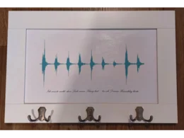 Weiße Garderobe mit Soundwellen-Motiv