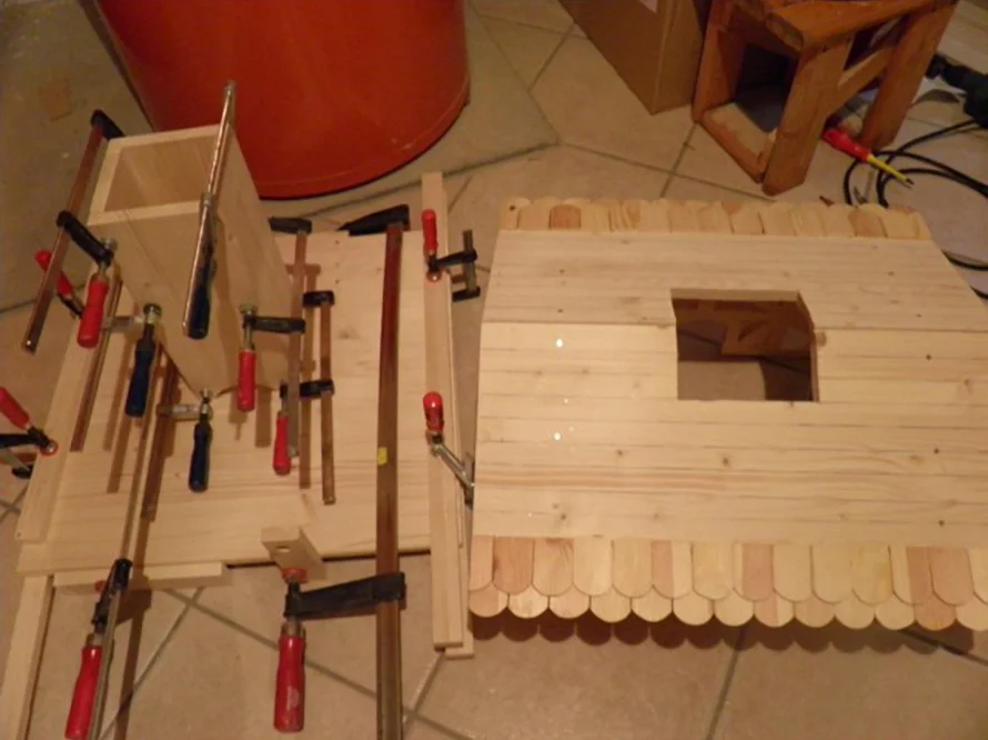 Gartenhausbau mit Schraubzwingen