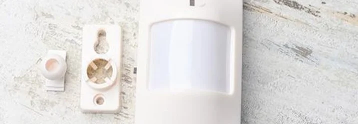 Weißer Bewegungssensor mit Halterung