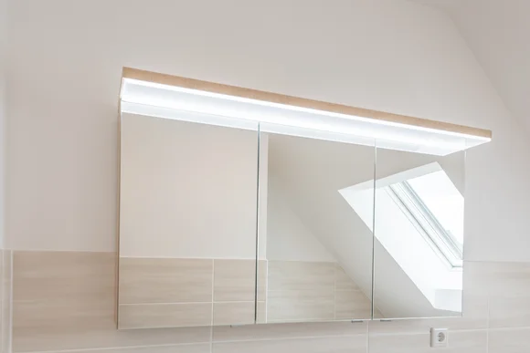 Beleuchteter Spiegelschrank im Badezimmer