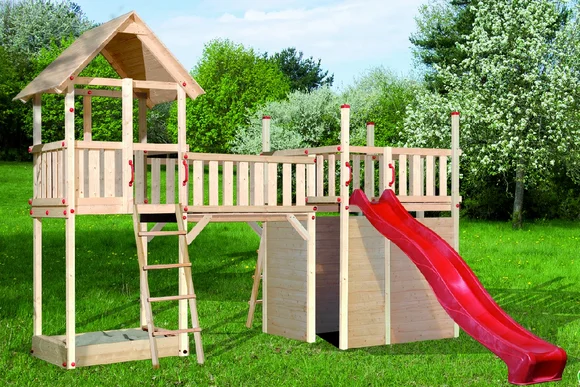 Hölzernes Spielhaus mit Rutsche