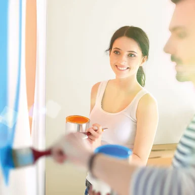 Personen streichen Wand mit Farbe