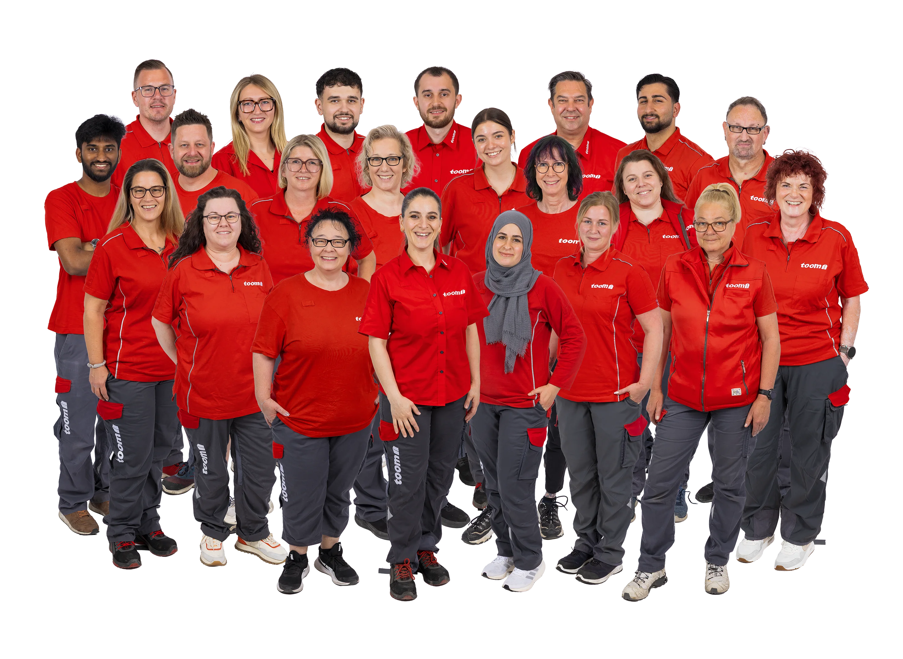 Gruppenfoto eines vielfältigen Teams in roter Arbeitskleidung.