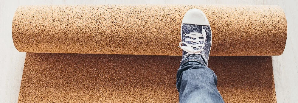 Person verlegt Korkboden