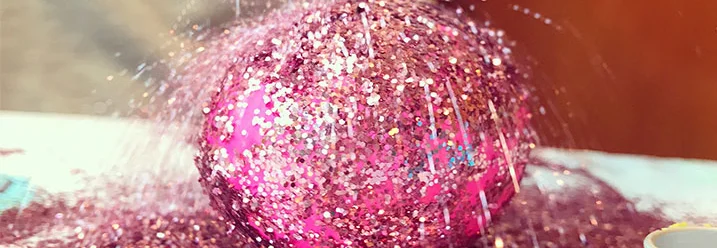 Glitzer auf einem pinken Ei
