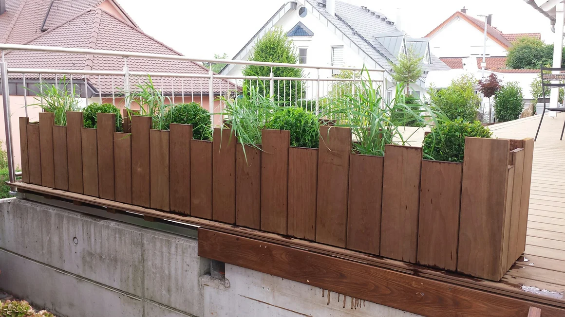 Langer Holzblumenkasten mit Gräsern