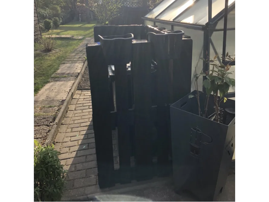 Holzgestell im Garten