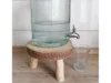 Glasbehälter mit Zapfhahn auf Holzständer