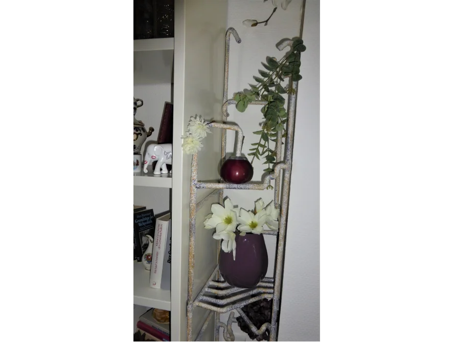 Metallregal mit Dekoelementen