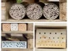 Insektenhotels in unterschiedlichen Formen und Materialien