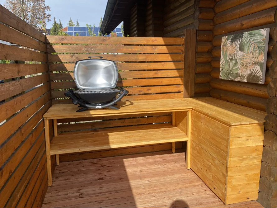 Gasgrill auf einem Holztisch