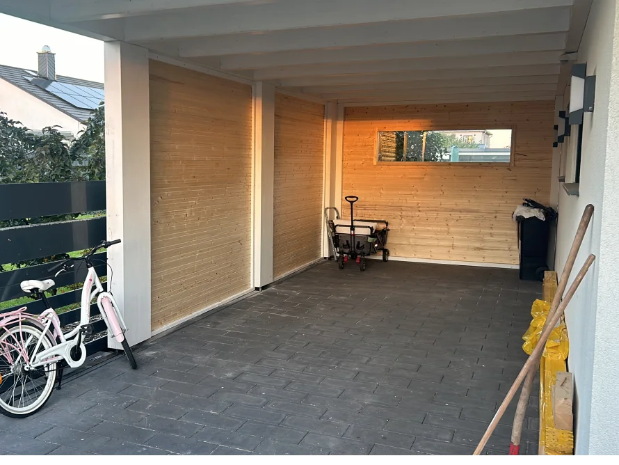 Carport mit Holzverkleidung