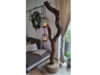 Stehlampe aus einem Ast mit zwei Laternen