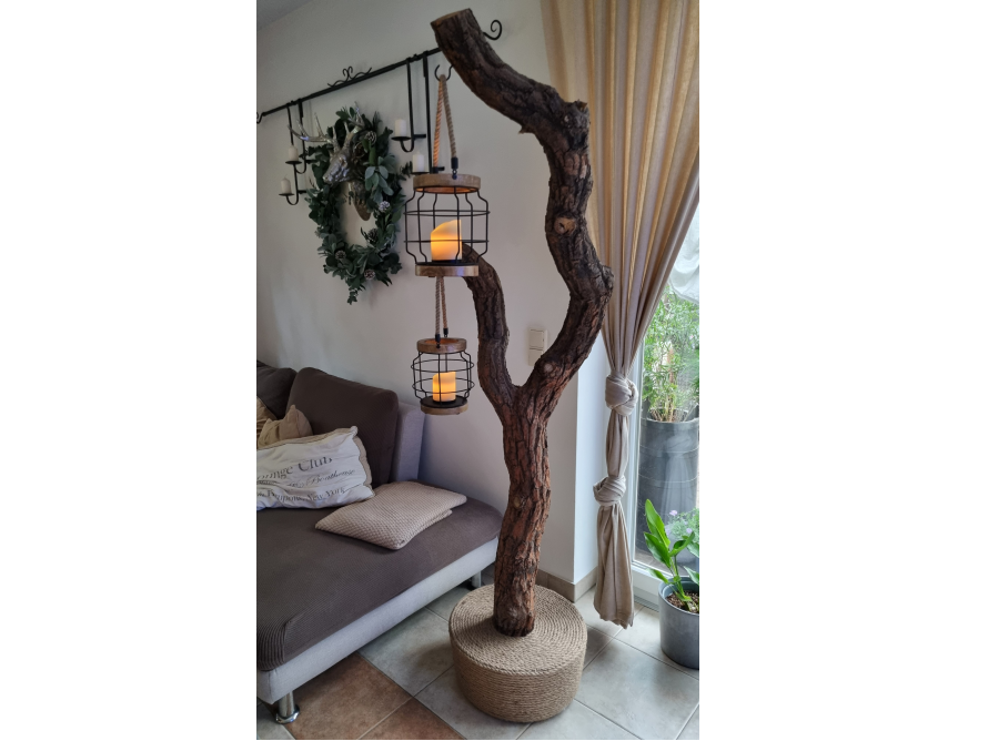 Stehlampe aus einem Ast mit zwei Laternen