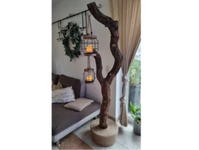 Stehlampe aus einem Ast mit zwei Laternen