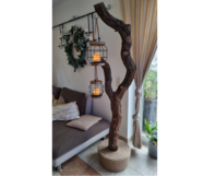 Stehlampe aus einem Ast mit zwei Laternen