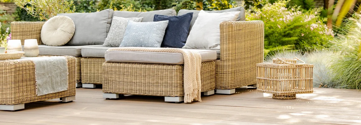 Gartenmöbel aus Rattan auf einer Terrasse