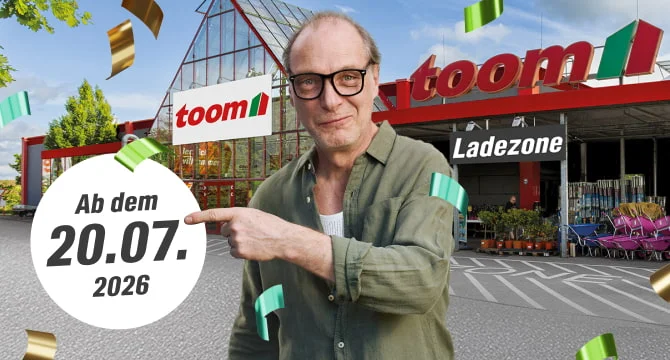 Ein Mensch steht vor einem Baumarkt und zeigt auf ein Datum.