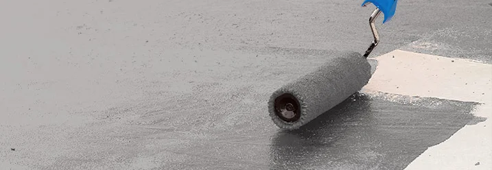 Graue Farbe wird mit Rolle aufgetragen