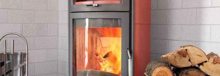 Moderner Kaminofen mit brennendem Feuer