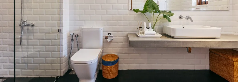 Modernes Badezimmer mit Toilette und Waschbecken