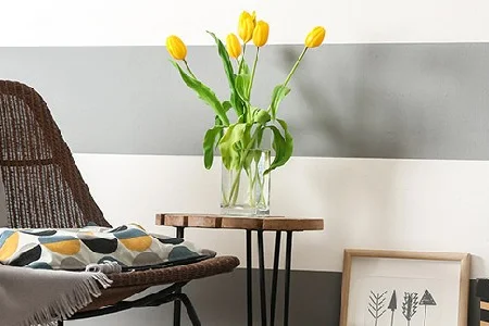 Gemütliche Wohnzimmerecke mit gelben Tulpen