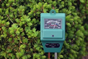 Ein Messgerät zur Bestimmung der Bodenfeuchtigkeit und des pH-Wertes.