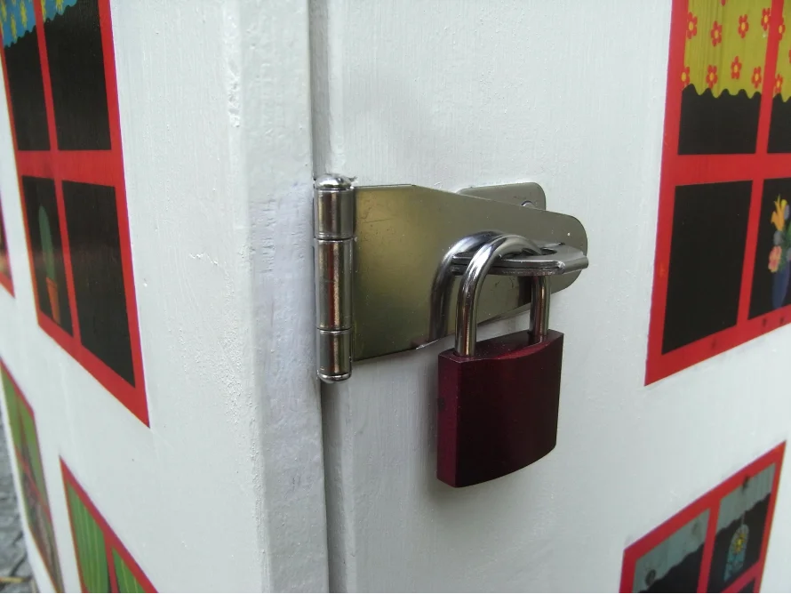 Vorhängeschloss an einer Holztür