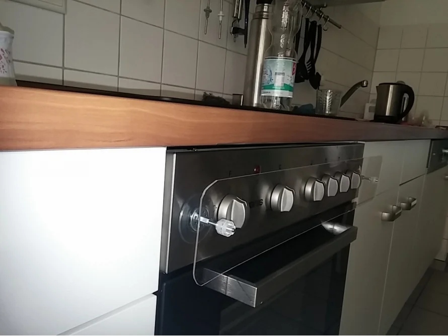 Herd mit durchsichtigem Spritzschutz