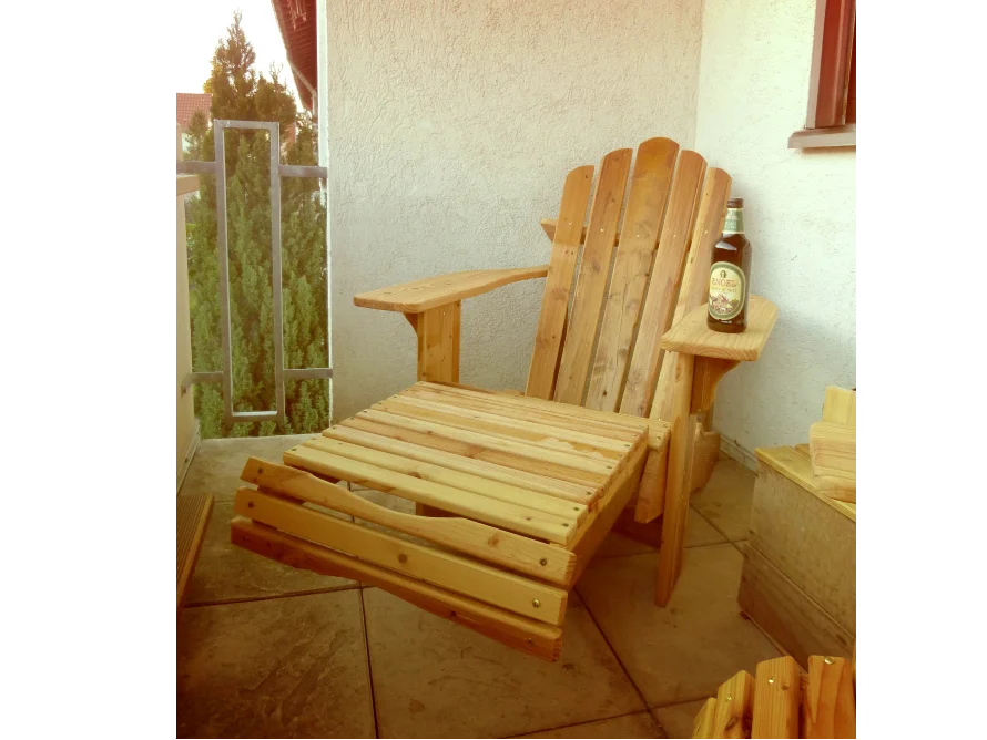Hölzerner Gartenstuhl mit Fußstütze
