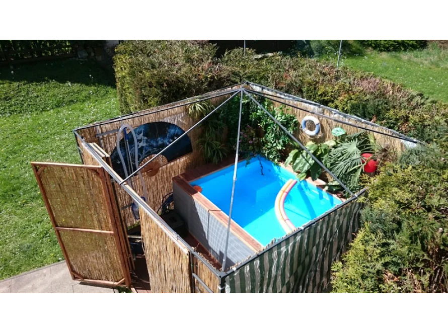 Pool im Garten mit Bambus verkleidet
