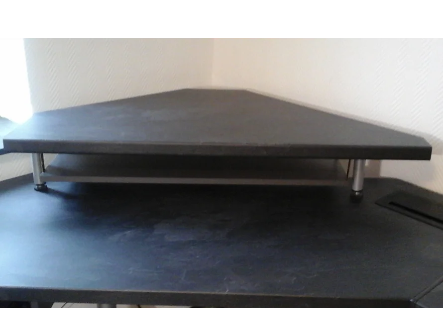 Schwarzer Eckständer aus Holz