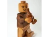Eine Holzfigur hält eine Flasche