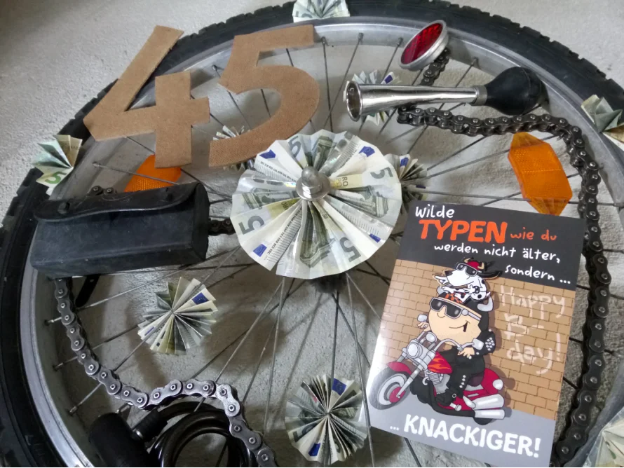 Fahrradrad mit Dekoration zum 45. Geburtstag