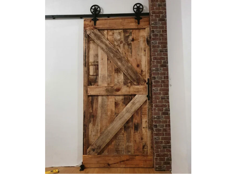 Rustikale Holzschiebetür mit Z-Verkleidung