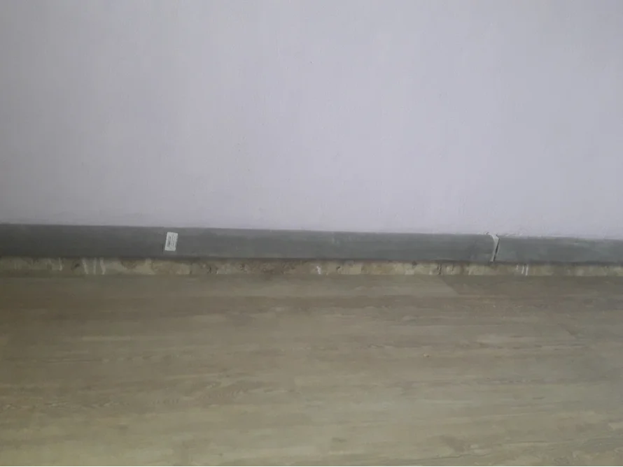 Grauer Sockel an weißer Wand