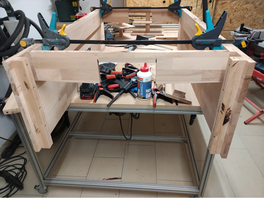 Holzrahmen mit Schraubzwingen