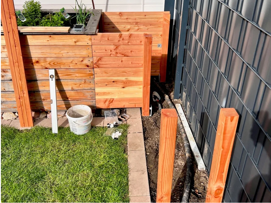 Holzbalken und Wasserwaage im Garten