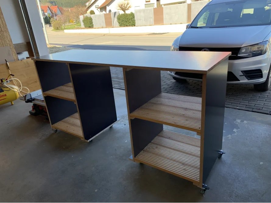 Rollwagen mit Holzregalen